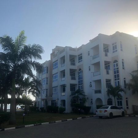 Almasi Oceanfront Nyali Mombasa Exterior foto