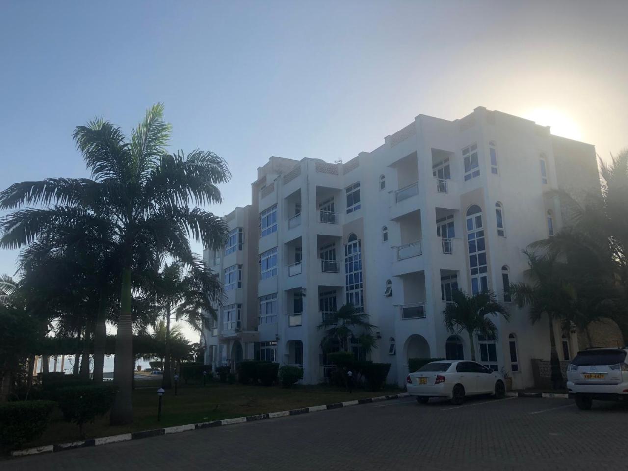 Almasi Oceanfront Nyali Mombasa Exterior foto